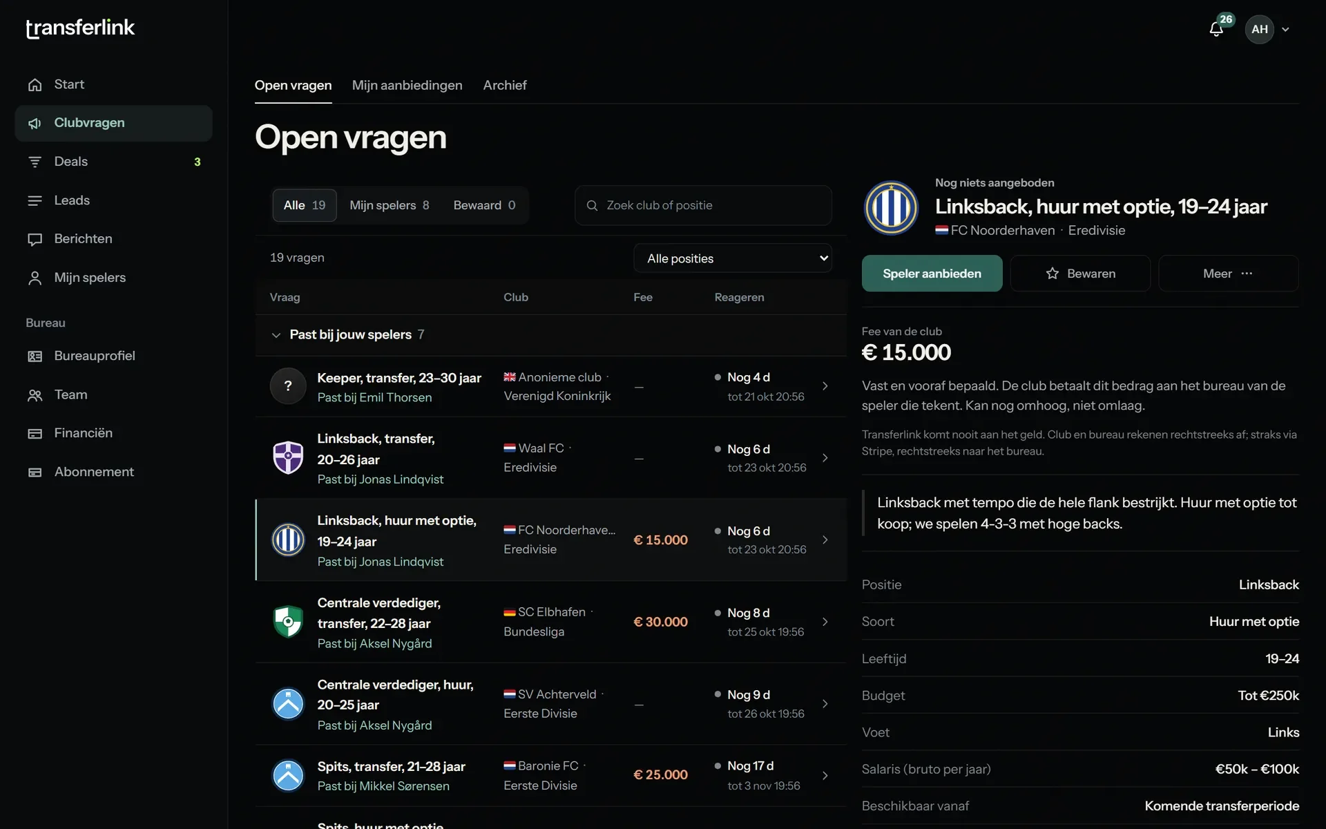 Open vragen van clubs in Transferlink, met fictieve clubs: per vraag de positie, de club, de fee en tot wanneer je kunt reageren, en één vraag geopend