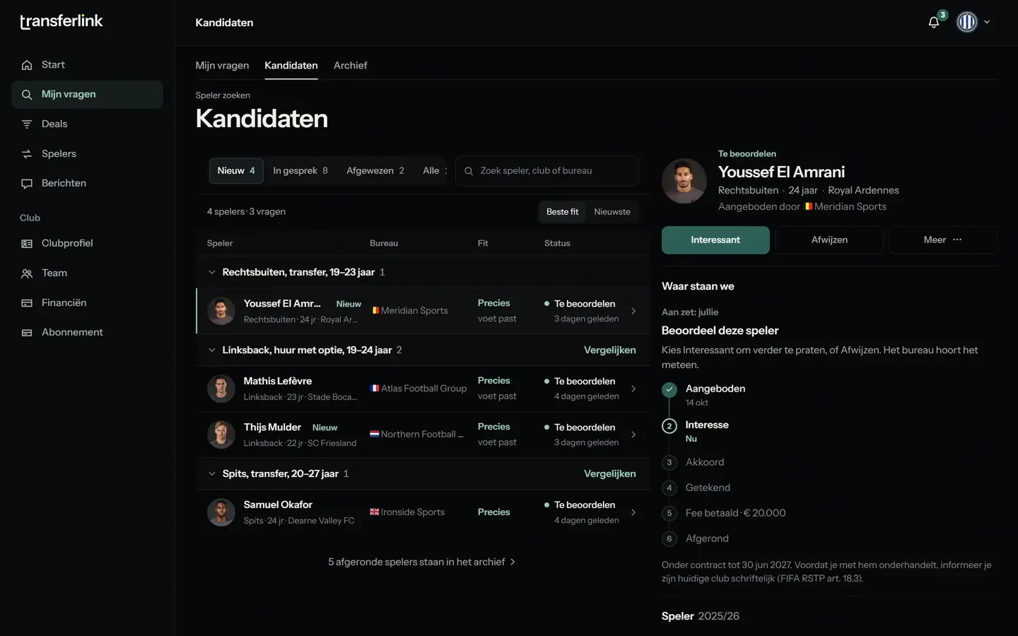 De club beoordeelt. Alle kandidaten naast elkaar: interessant of niet, met één tik. Het bureau hoort het meteen.