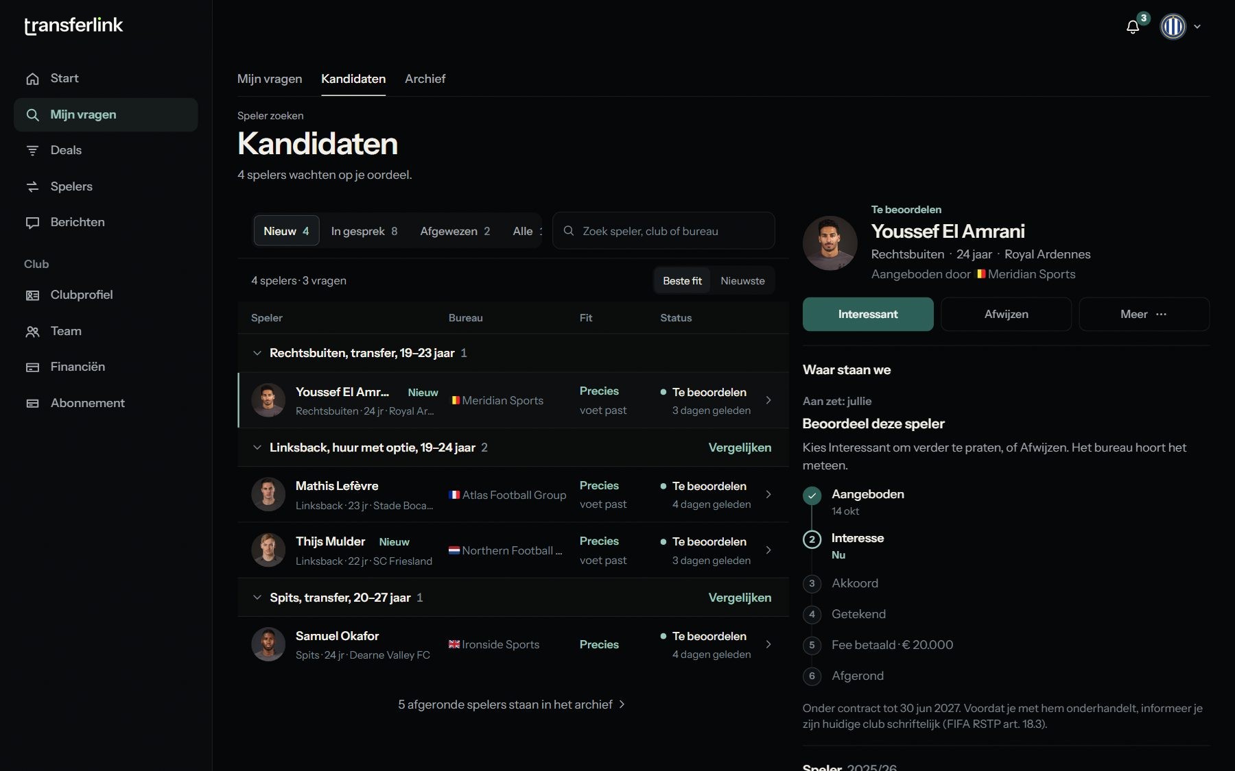 Kandidaten per vraag gegroepeerd, met rechts een speler, het bureau en de knoppen Interessant en Afwijzen